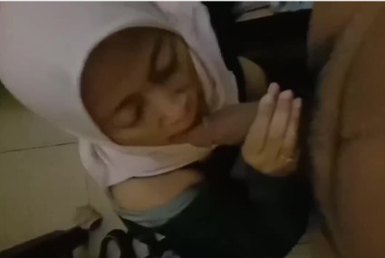 Jilbab Putih Sepong Batang Crot Mulut